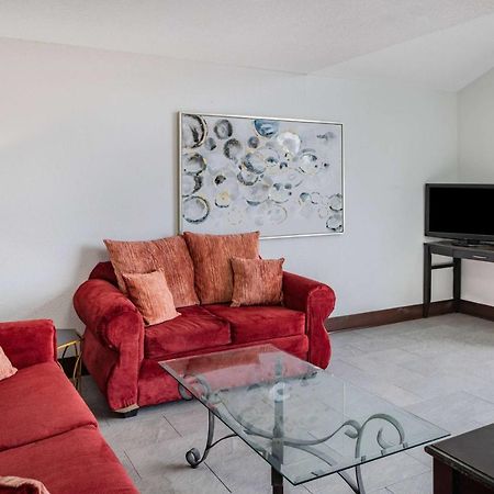 Super 8 by Wyndham Pensacola Hotel Bagian luar foto